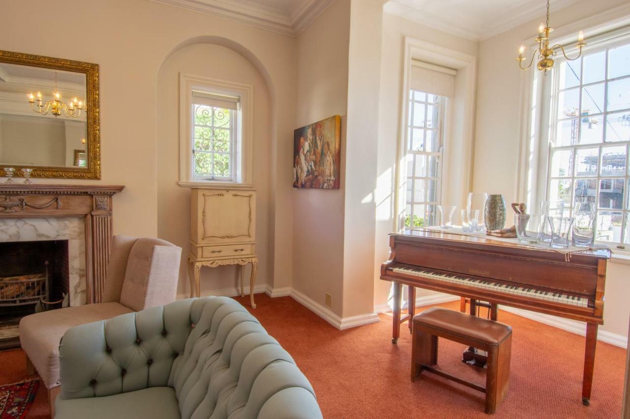 Rhonda's Manor 4*